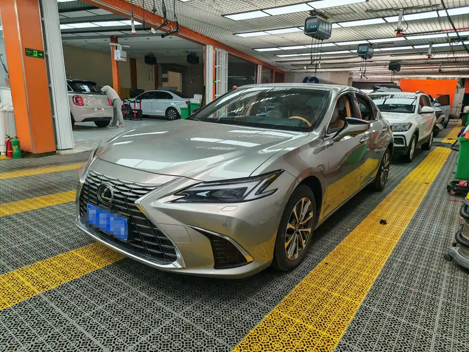 Lexus ES 200 Ultimate Edition 2025