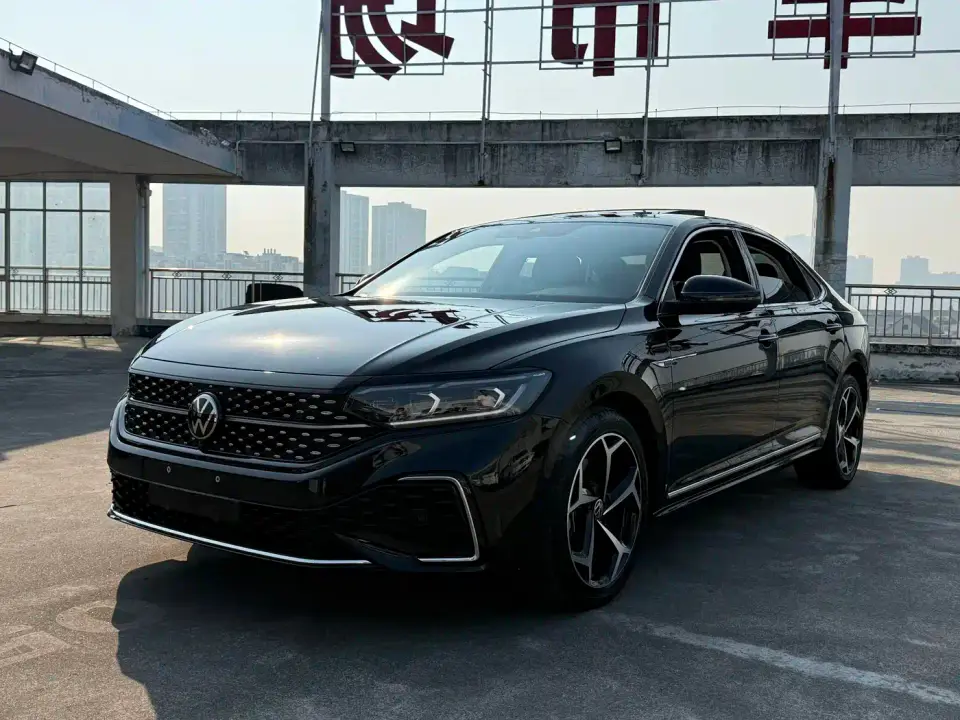Volkswagen Passat 330TSI Starlight Luxury Edition 2023