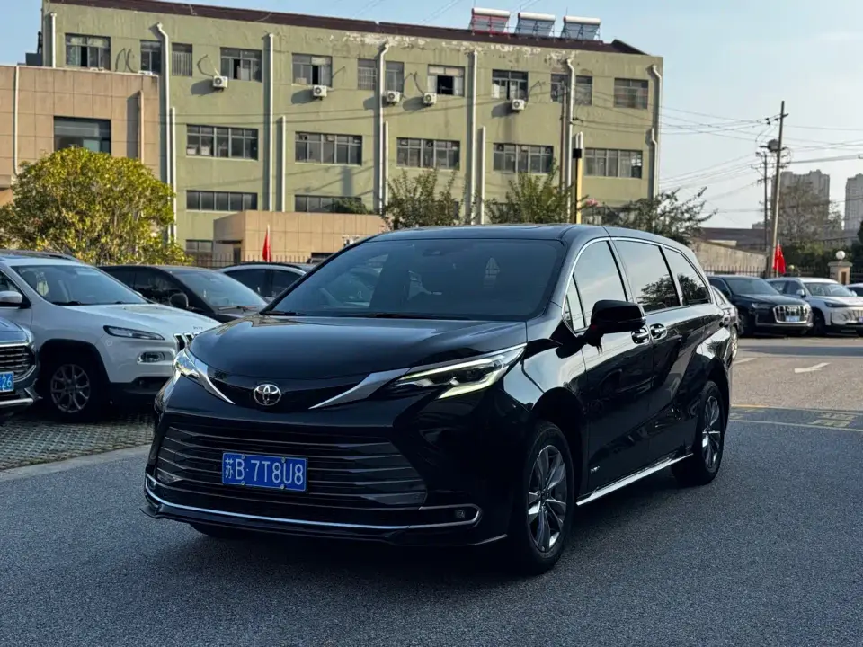 Toyota Sienna 2.5L Hybrid Luxury Edition 2025