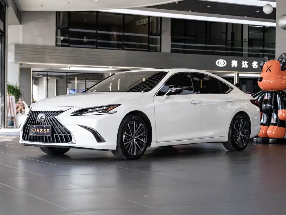 Lexus ES 300h Ultimate Edition 2024