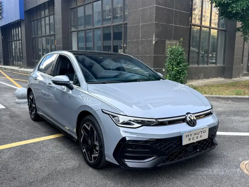 Volkswagen Golf 300TSI R-Line 2025