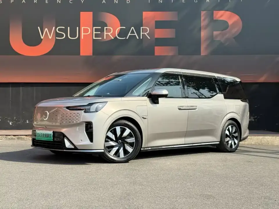 Volvo EM90 Ultra Six-Seater 2024