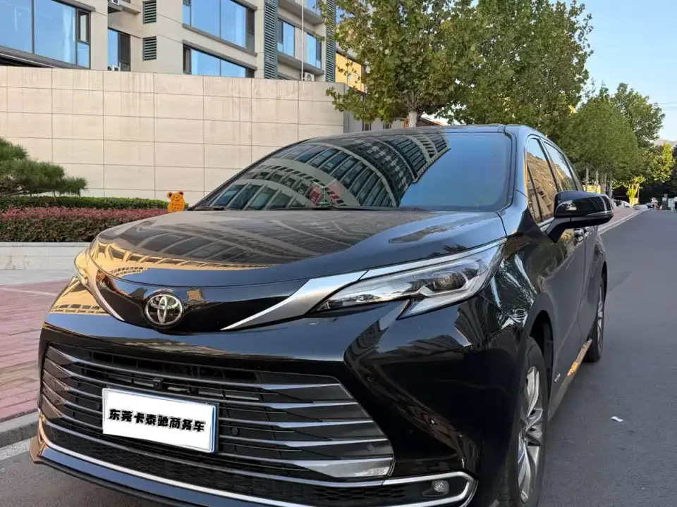 Toyota Sienna 2.5L Hybrid 4WD Premium Edition 2024
