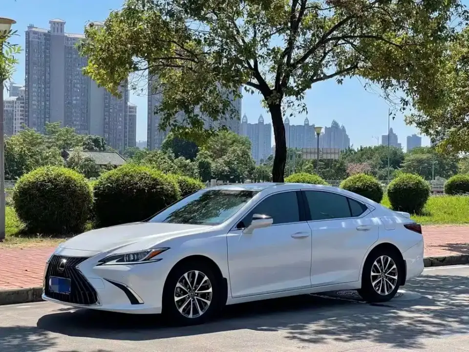 Lexus ES 300h Excellence Edition 2024