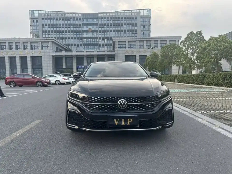 Volkswagen Passat Outstanding 330TSI Starlight Elite Edition 2025