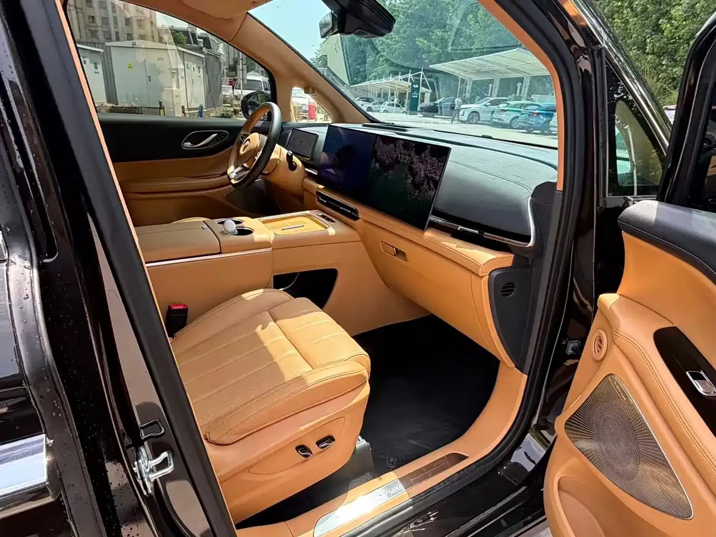 Voyah Auto Voyah Dreamer PHEV AWD Flagship Kunpeng Edition 2025 — фото 5