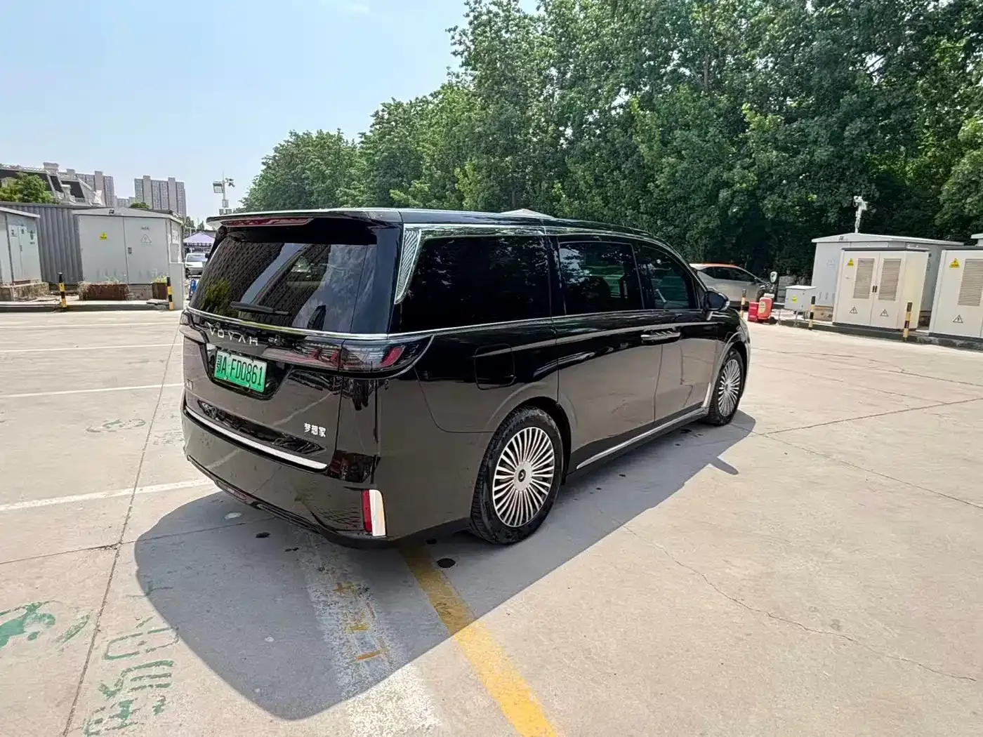 Voyah Auto Voyah Dreamer PHEV AWD Flagship Kunpeng Edition 2025 — фото 9