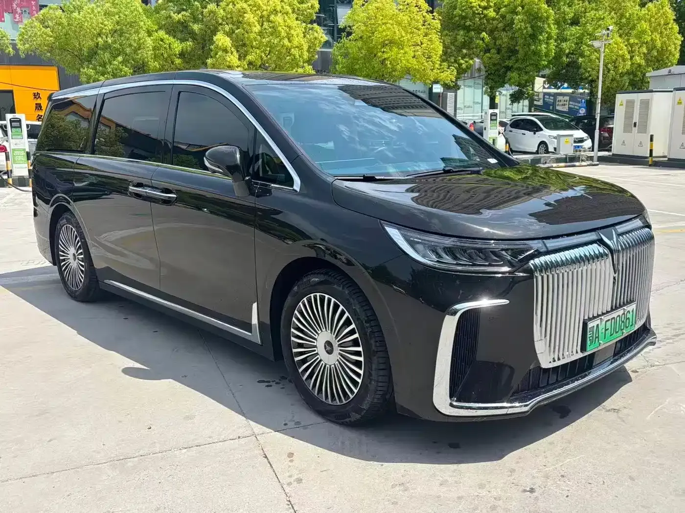 Voyah Auto Voyah Dreamer PHEV AWD Flagship Kunpeng Edition 2025 — фото 3
