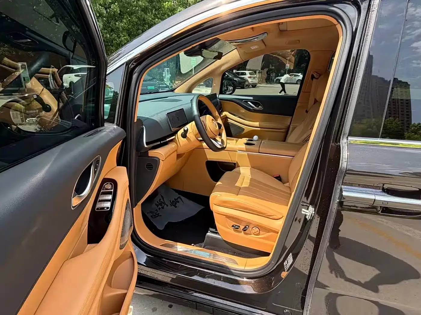 Voyah Auto Voyah Dreamer PHEV AWD Flagship Kunpeng Edition 2025 — фото 4