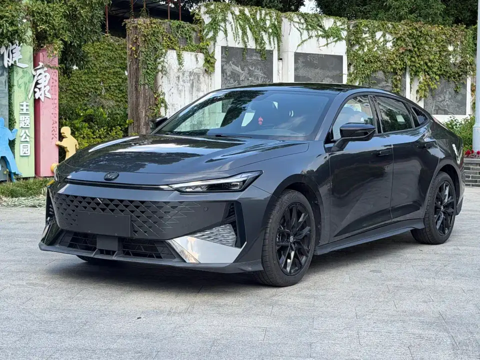 Changan UNI-V 1.5T Deluxe 2025