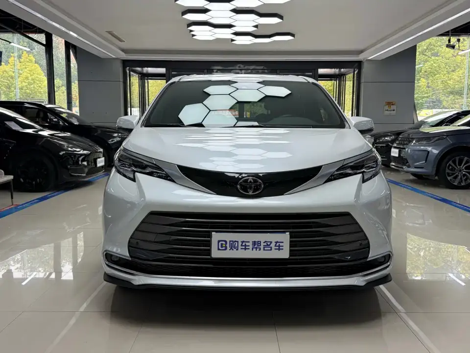 Toyota Sienna 2.5L Hybrid AWD Luxury Edition 2024