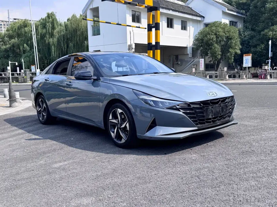 Hyundai Elantra 1.5L CVT LUX Premium Edition 2022