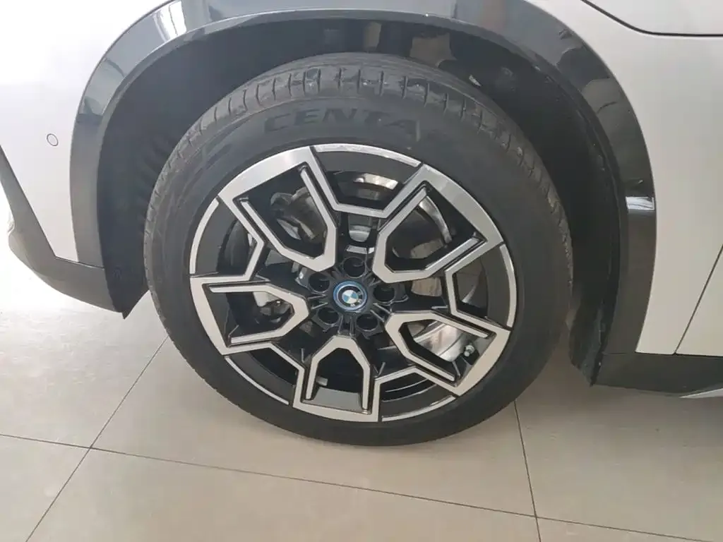 BMW iX1 xDrive30L X Design Package 2024 — фото 23