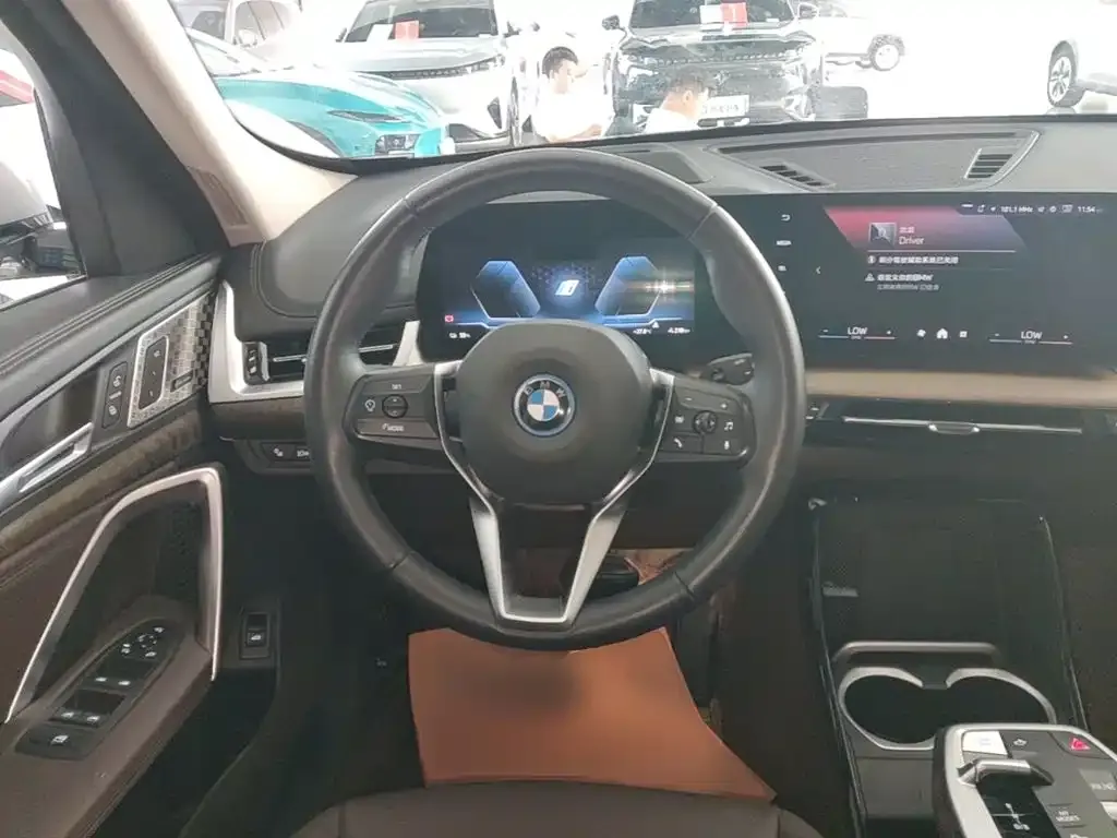 BMW iX1 xDrive30L X Design Package 2024 — фото 11