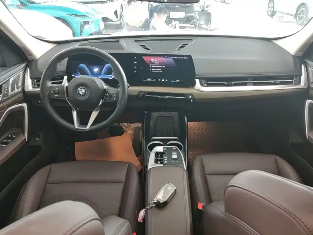 BMW iX1 xDrive30L X Design Package 2024 — фото 10
