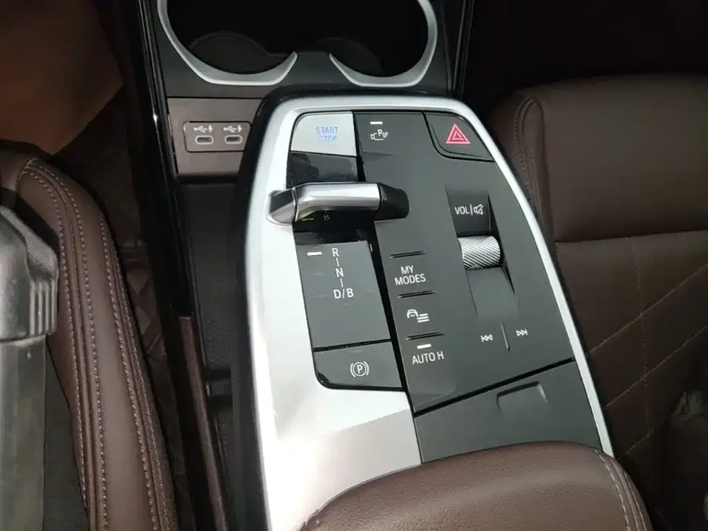 BMW iX1 xDrive30L X Design Package 2024 — фото 14