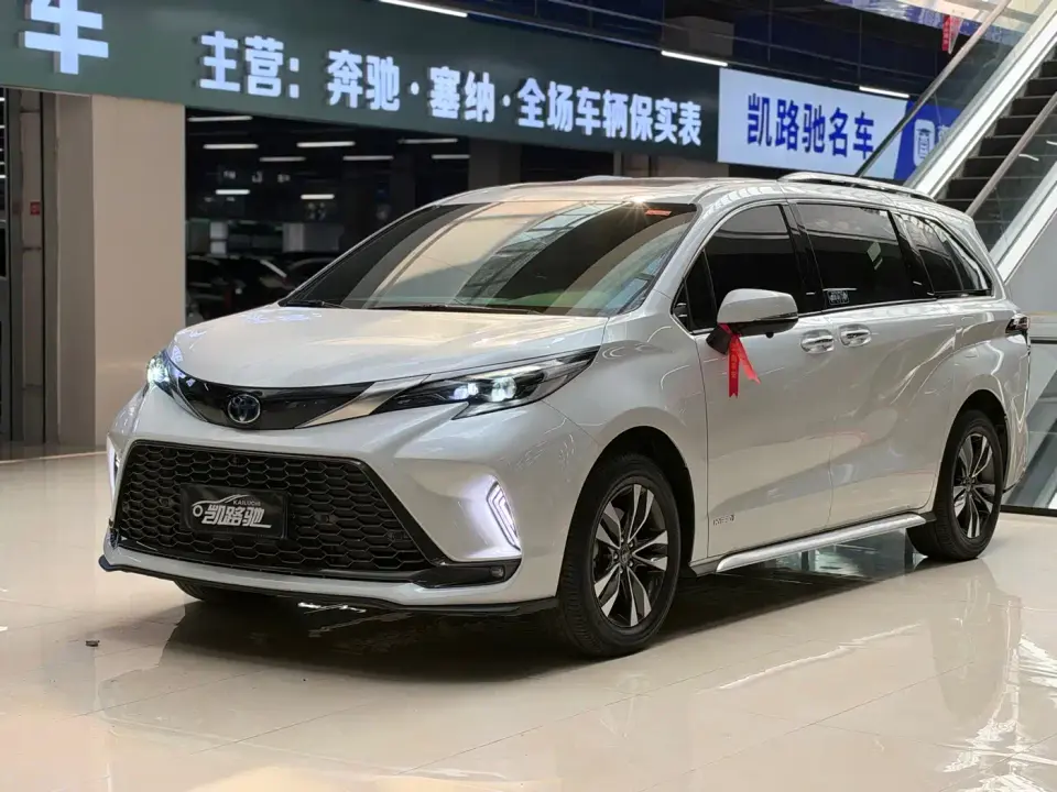 Toyota Granvia 2.5L Hybrid Luxury Edition 2023