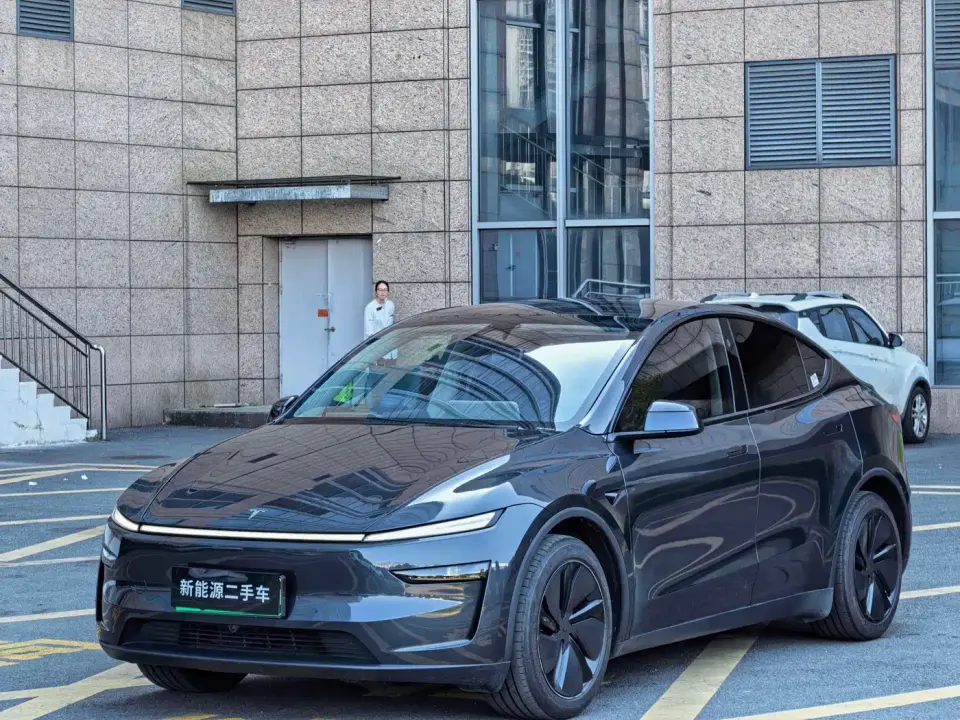 Tesla Model Y Model Rear-Wheel Drive Launch Edition 2025