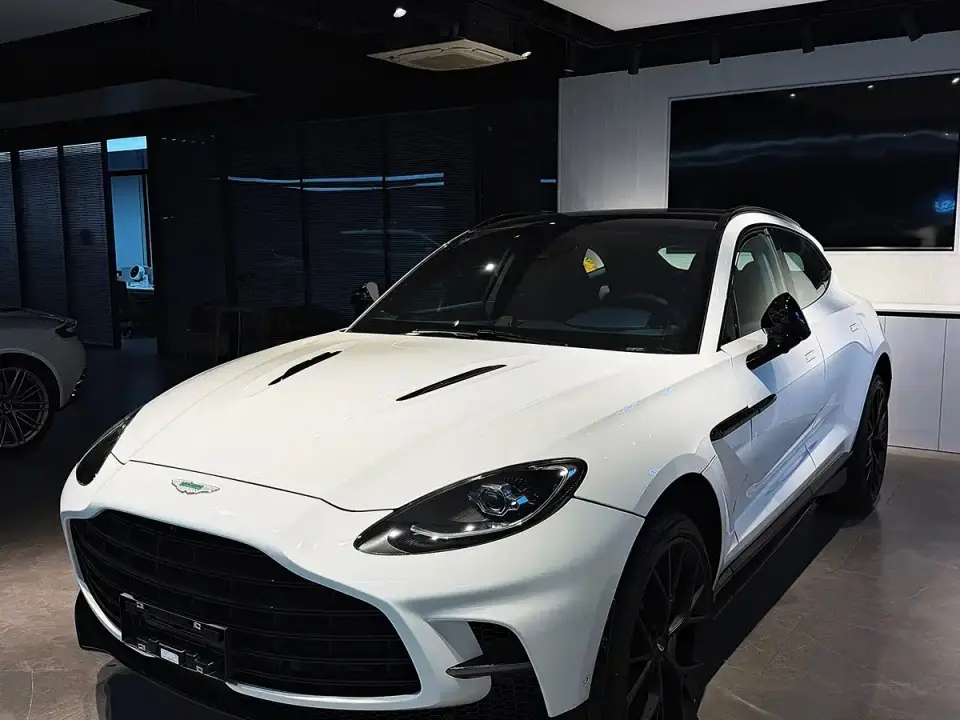 Aston Martin DBX 4.0T V8 707 2026