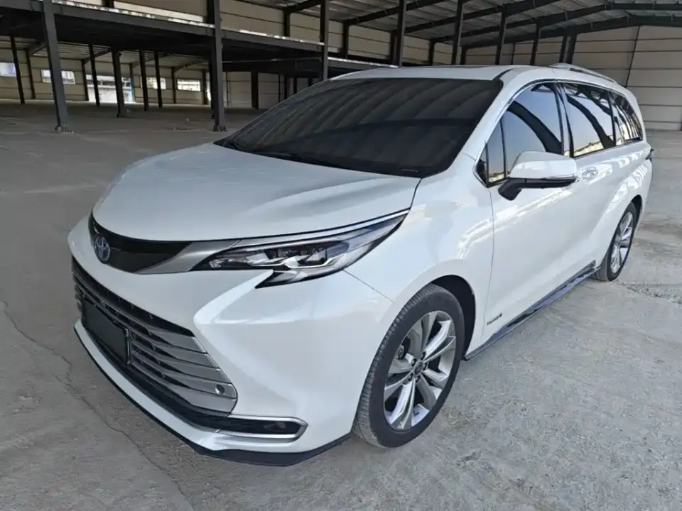 Toyota Sienna 2.5L Hybrid Platinum Edition 2023