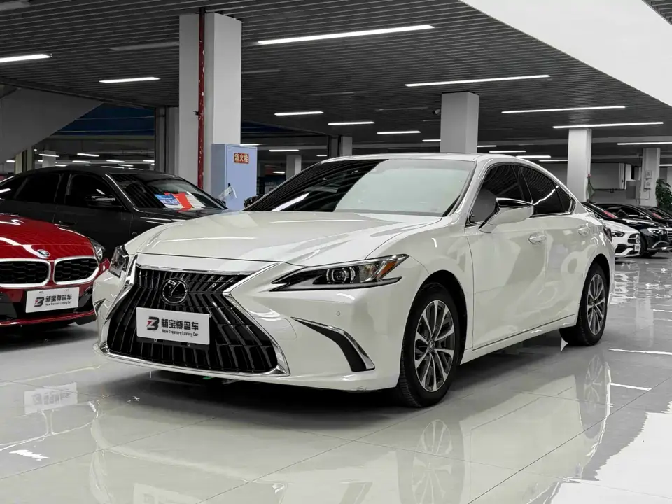 Lexus ES 300h Excellence Edition 2024