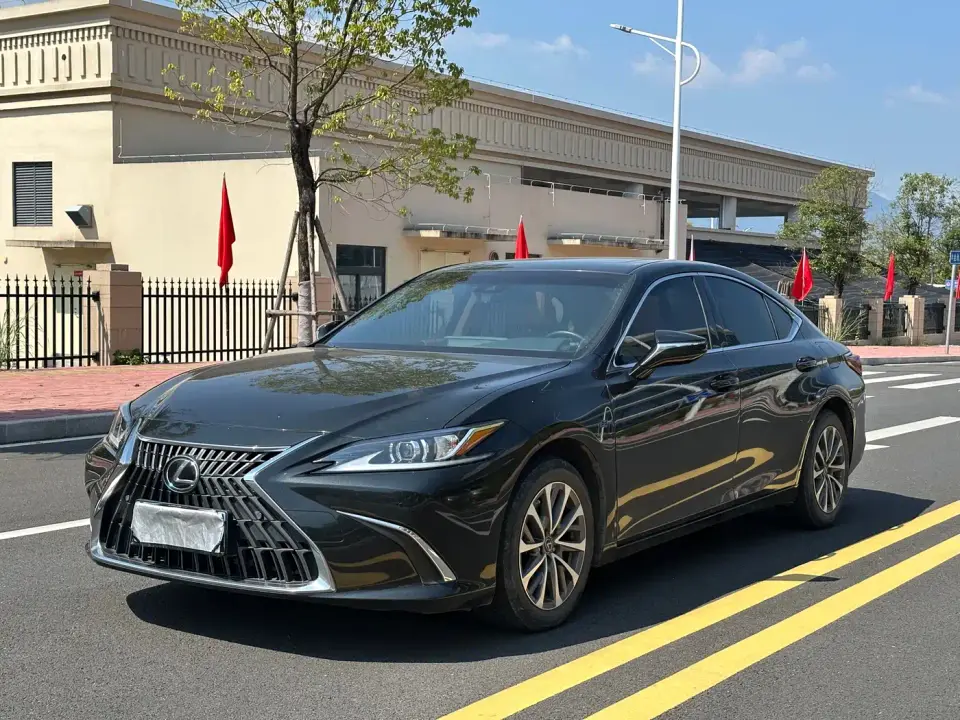 Lexus ES 200 Excellence Edition 2024