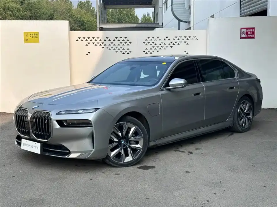 BMW i7 xDrive60L Luxury Package 2025