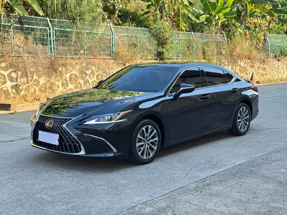 Lexus ES 300h Excellence Edition 2022