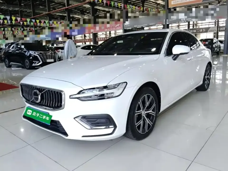 Volvo S60 B4 Smart Luxury Edition 2025