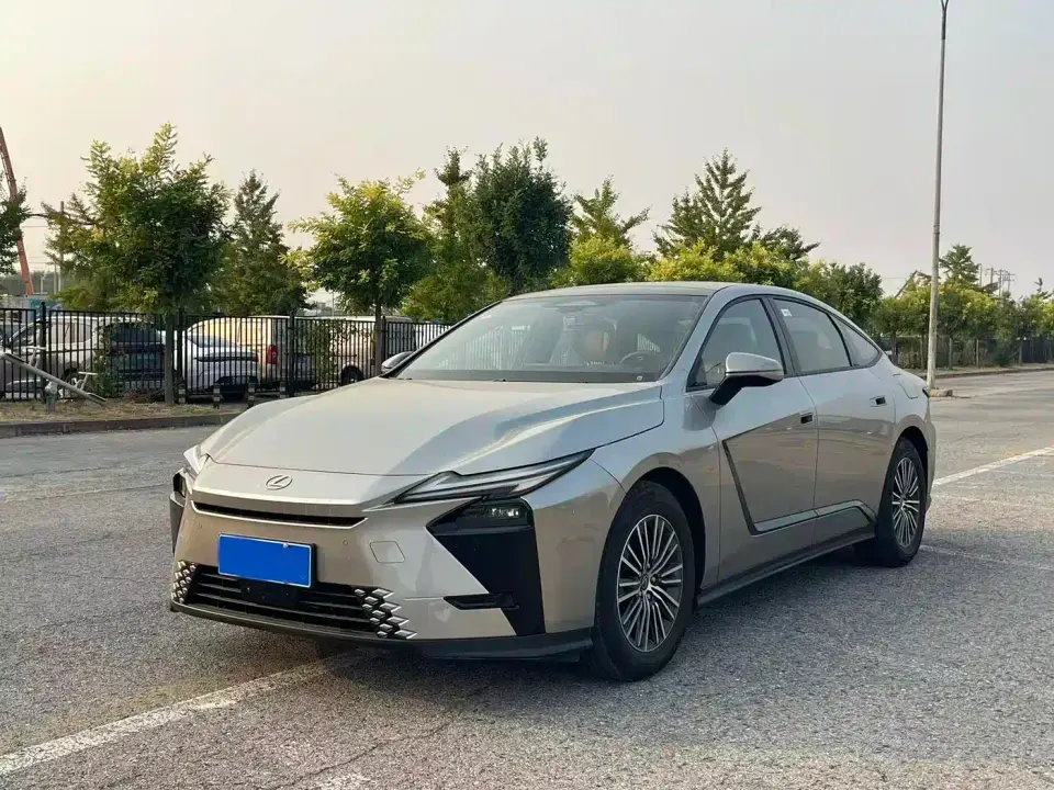 Lexus ES Model 300h Base Version 2026