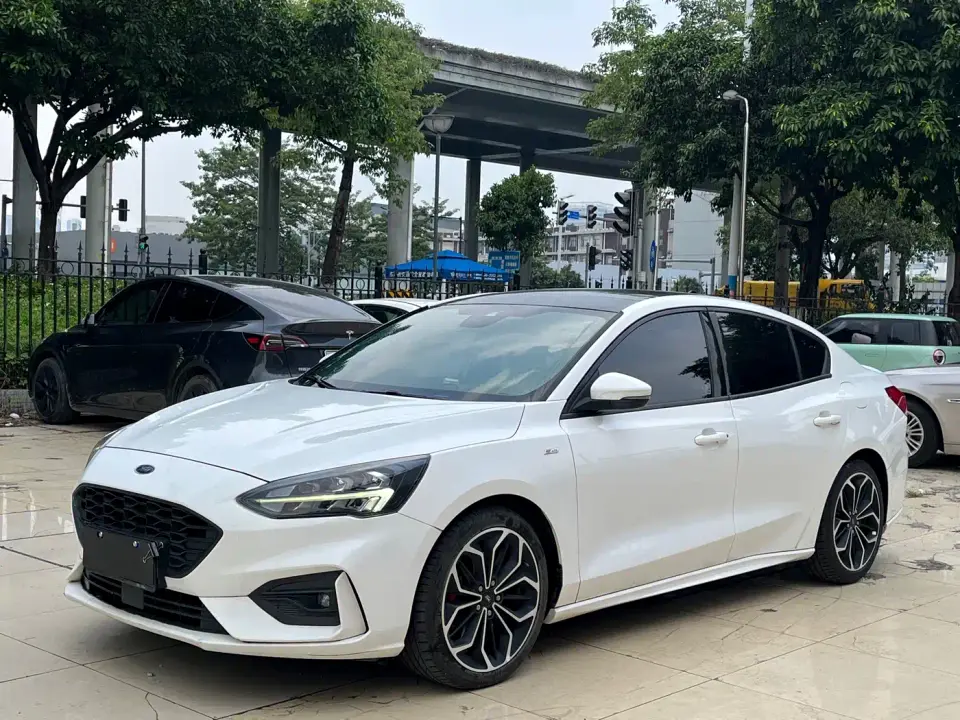 Ford Focus Sedan EcoBoost 180 Auto ST Line 2021