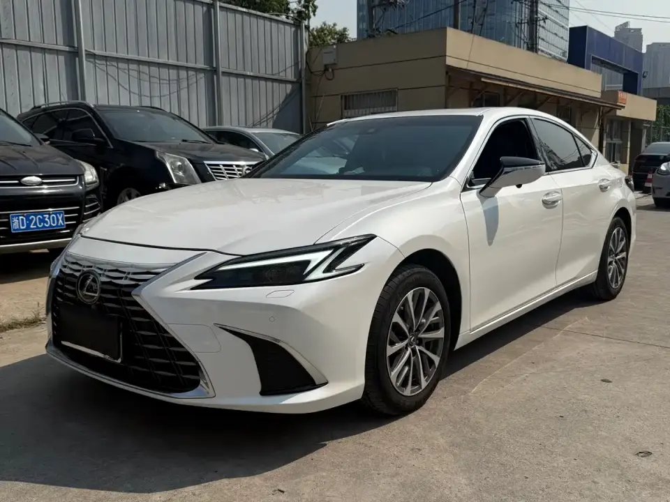 Lexus ES 200 Ultimate Edition 2025