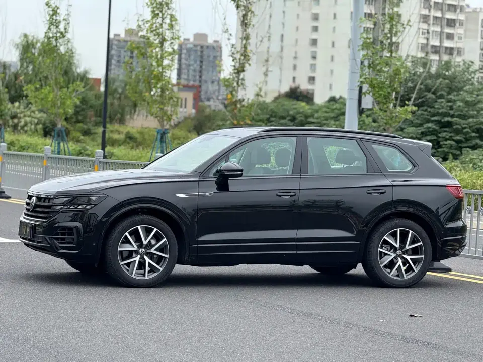 Volkswagen Touareg 3.0TSI R-Line Classic Sports Package 2025
