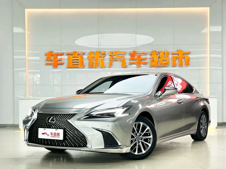 Lexus ES 300h Ultimate Edition 2025