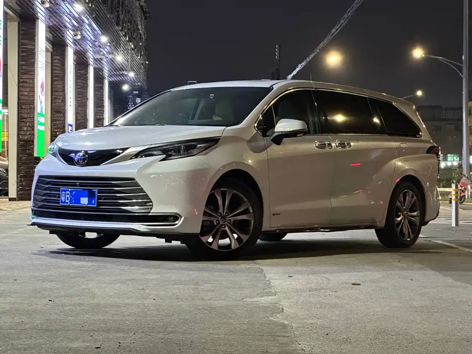 Toyota Sienna 2.5L Hybrid Ultimate Premium Edition 2025