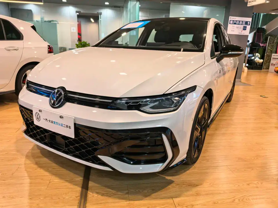 Volkswagen Golf 300TSI R-Line 2025