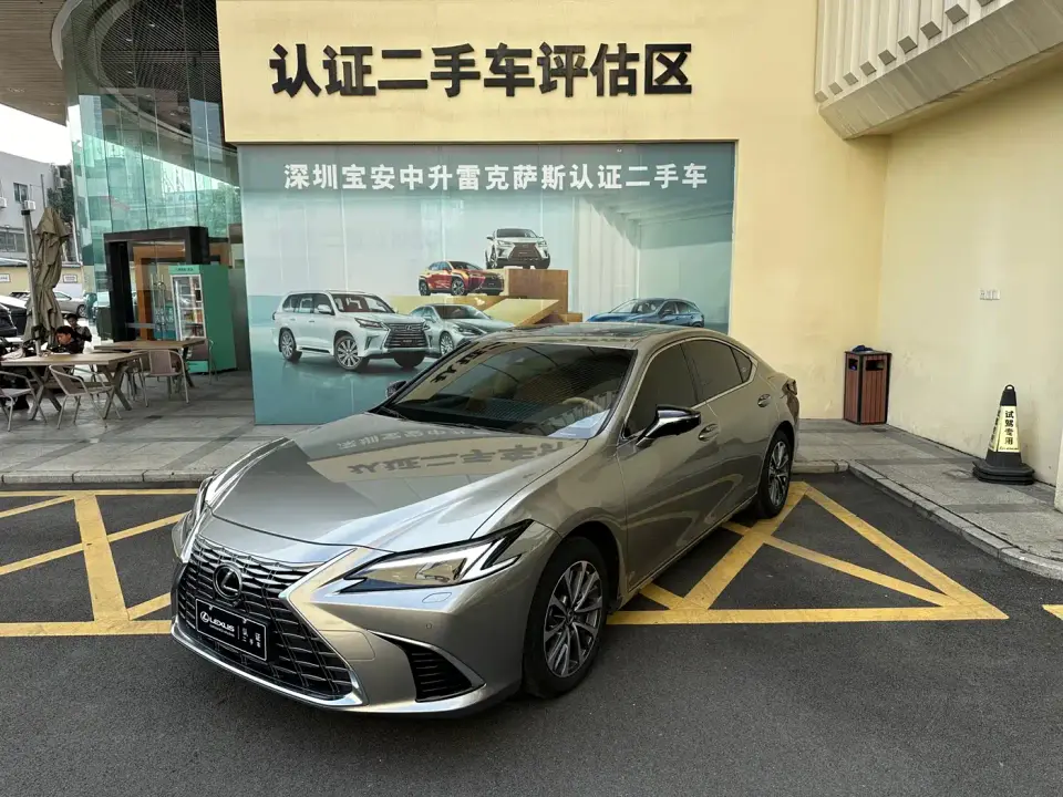 Lexus ES 200 Ultimate Edition 2025