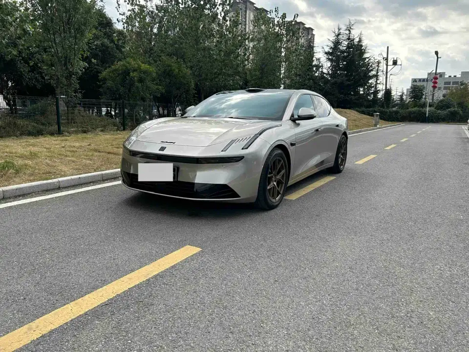 Lynk & Co 10 EM-P 240km Base 2025