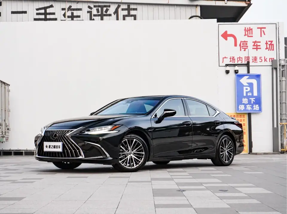 Lexus ES 300h Ultimate Edition 2024