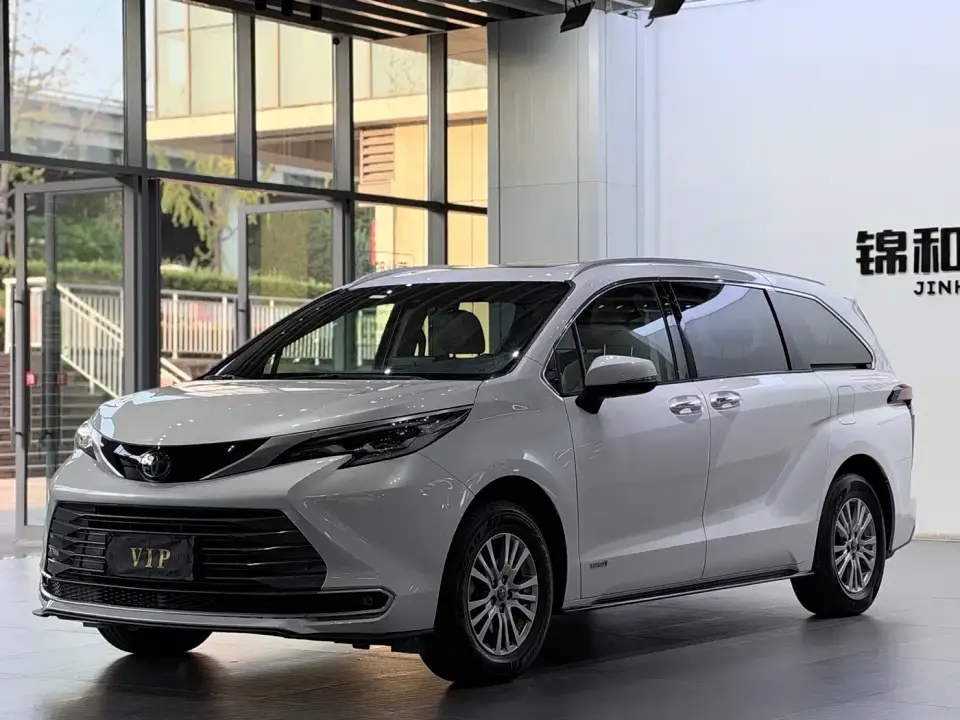 Toyota Sienna 2.5L Hybrid Luxury Edition 2023