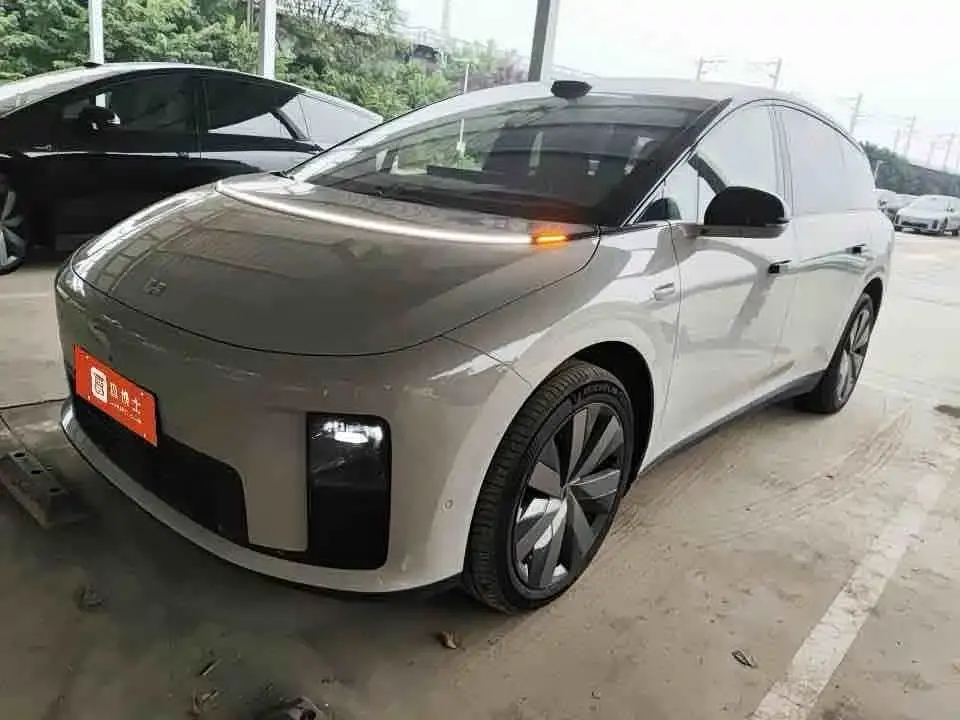 Li Auto Li i8 Standard Edition 2025