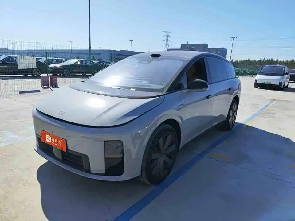 Li Auto Li i8 Standard Edition 2025