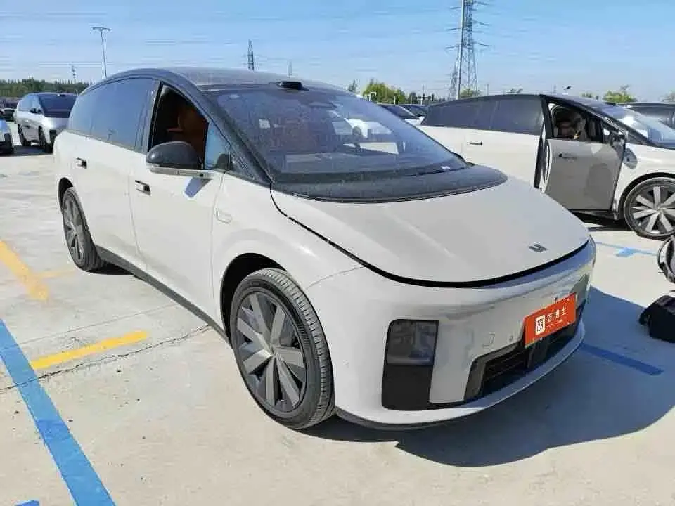 Li Auto Li i8 Standard Edition 2025