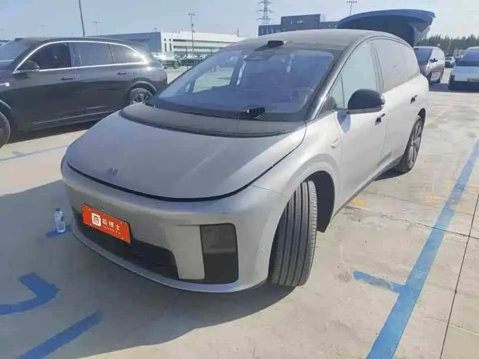 Li Auto Li i8 Standard Edition 2025