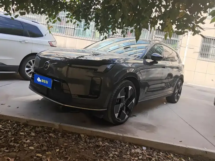 Volvo XC70 Plug-in Hybrid High-end Version 2025