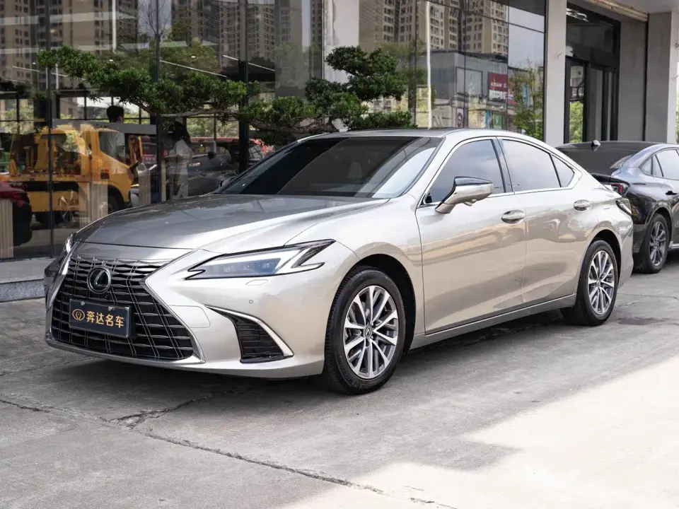 Lexus ES 300h Ultimate Edition 2025