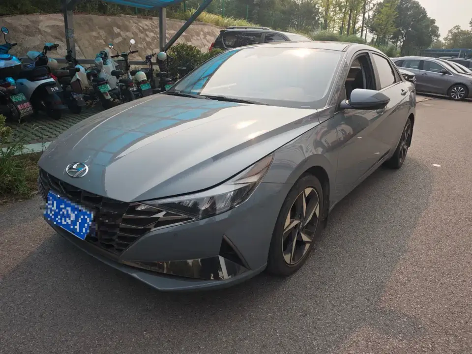 Hyundai Elantra 1.5L CVT LUX Premium Edition 2022