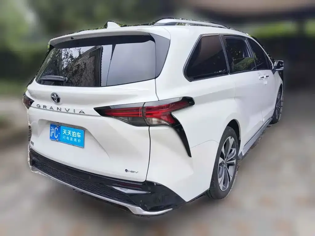 Toyota Granvia 2.5L Hybrid Premium PLUS 2025 — фото 2