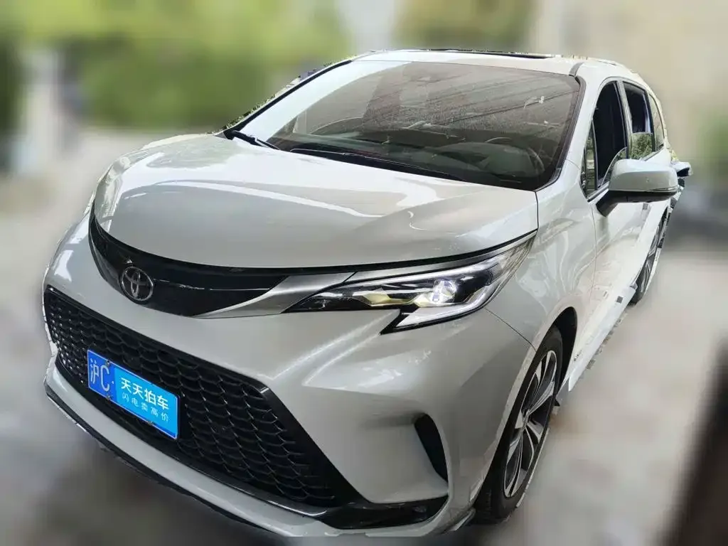 Toyota Granvia 2.5L Hybrid Premium PLUS 2025