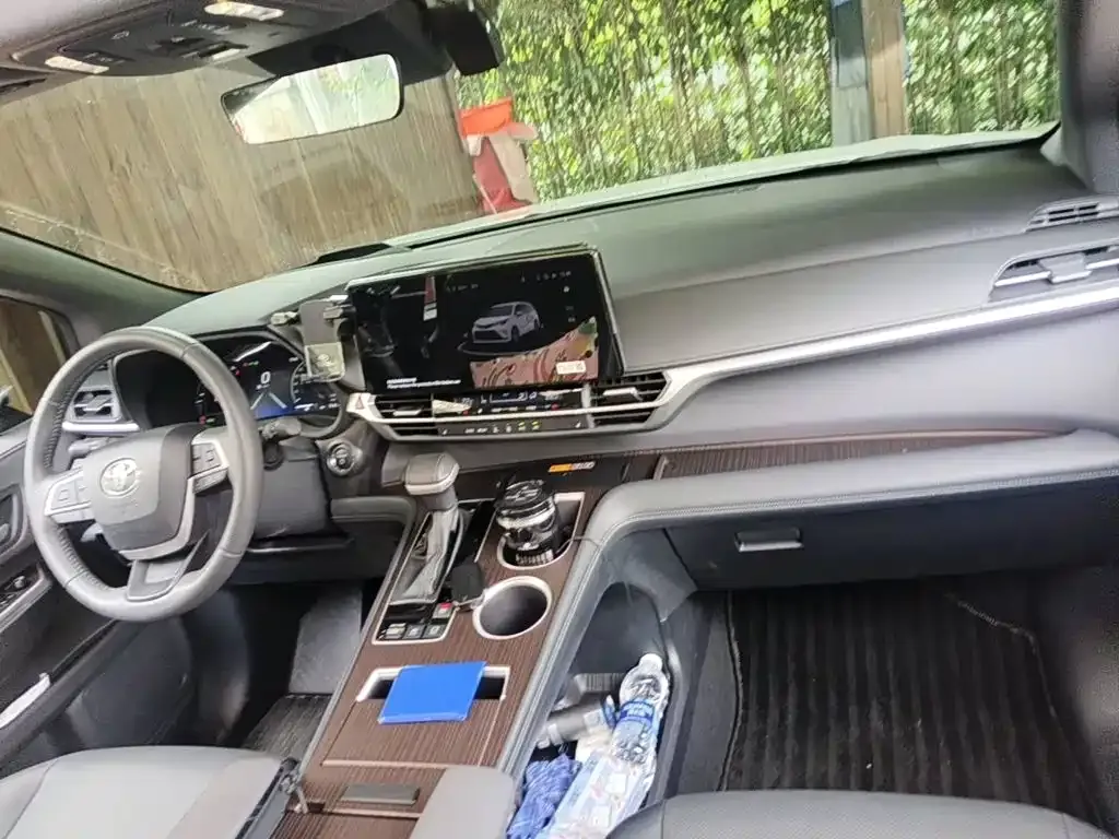 Toyota Granvia 2.5L Hybrid Premium PLUS 2025 — фото 11